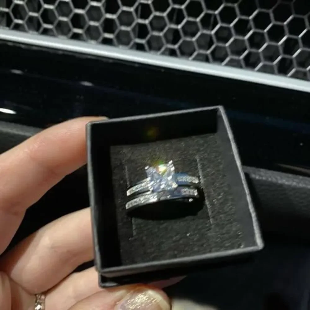 New 18k white gold wedding ring set